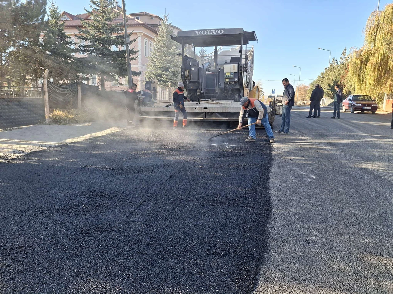 Ulaş'ta Belediye Ekipleri Sıcak Asfalt Çalışmasına Devam Ediyor