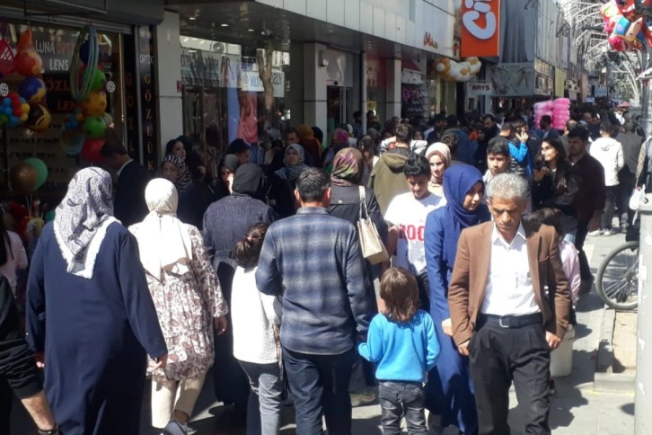 Vatandaş bayram alışverişi için çarşının yolunu tuttu