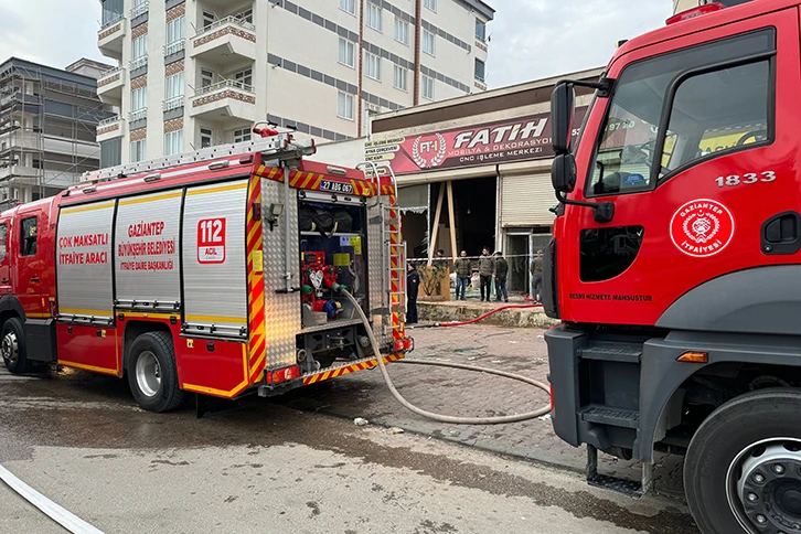 Yangına Müdahale Eden İtfaiye Eri Çatıdan Düştü 