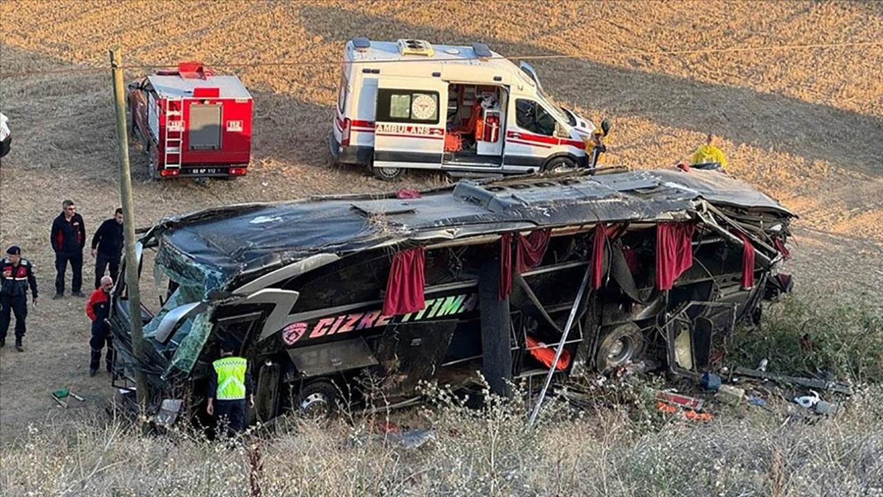 Yolcu Otobüsü Devrildi: 21 Yaralı 