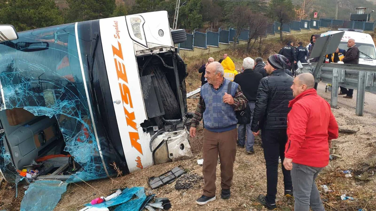 Yolcu otobüsü şarampole devrildi: Ölü ve yaralılar var