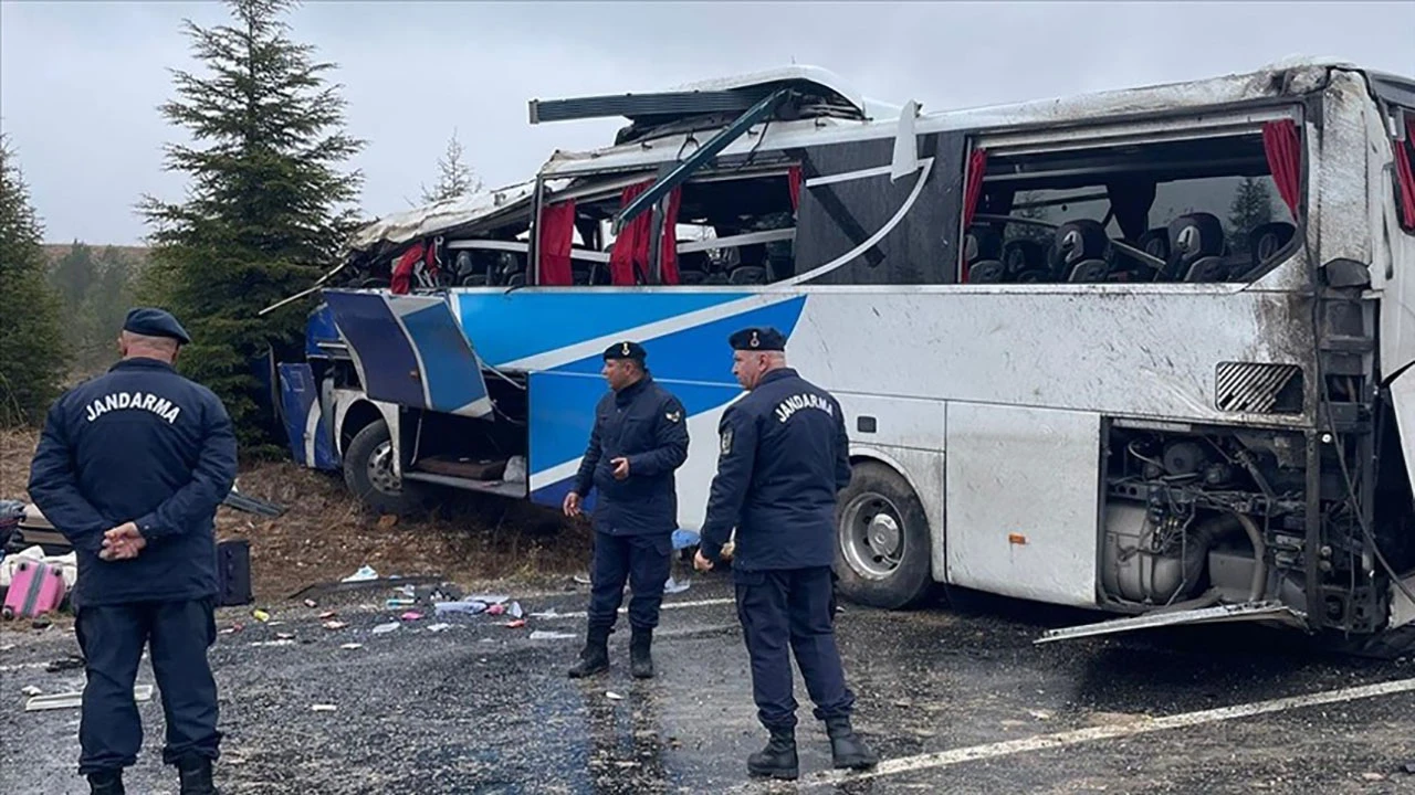 Yoldan Çıkan Otobüs Devrildi: Çok Sayıda Yaralı Var! 