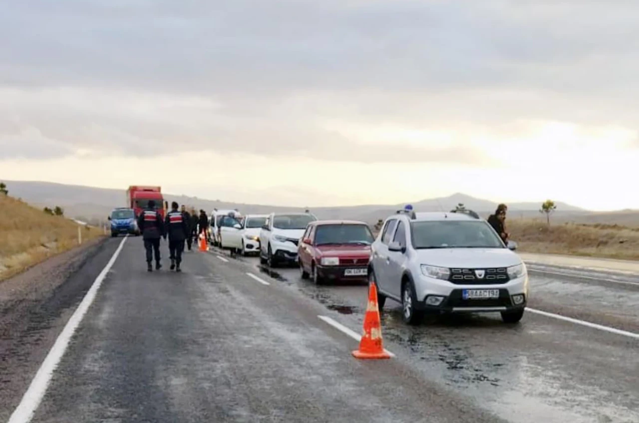 Yoldan çıkan tır trafiği kapattı 