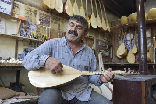 2,5 Yaşında Dili Tutuldu Bağlamayla Tekrar Konuşmaya Başladı! Sivaslı Halk Ozanı 11 Bin Saz Üretti! 