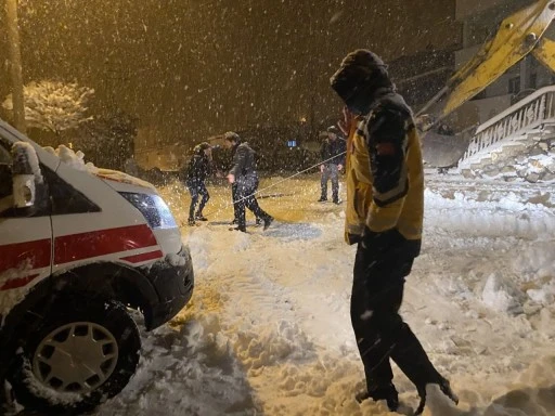 Ambulans buzlu yolda sürüklenip kara saplandı