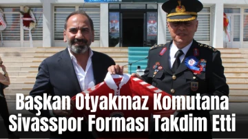 Başkan Otyakmaz Komutana Sivasspor Forması Takdim Etti