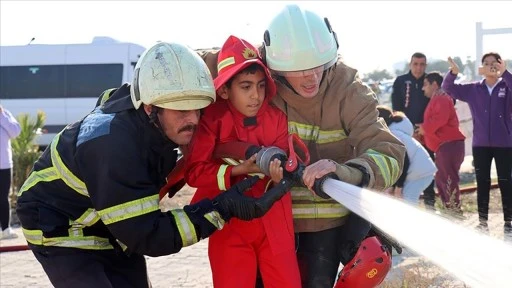 Depremzede Emir'in itfaiyeci olma hayali gerçek oldu 