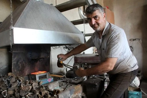 Ekonomik Kriz Yüzünden Bir Meslek Daha Yok Oluyor!  Sivas'ın Son Kemik Tarak Ustası Mesleği Bırakıyor!