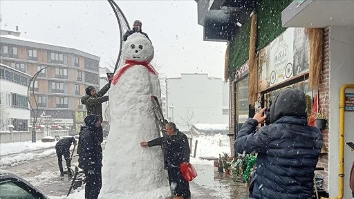 Esnaf 3 Metrelik Kardan Adam Yaptı 