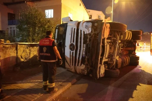 Feci Kaza! Sivas'ta Sac Yüklü Tır Devrildi