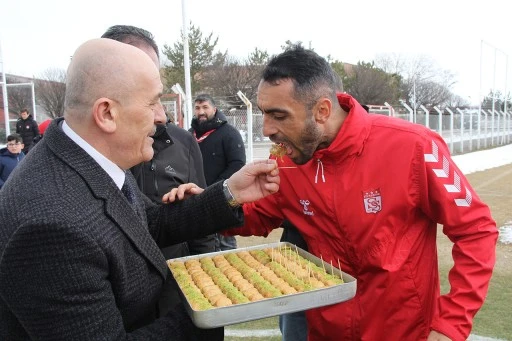 Gazetecilerden Sivasspor'a Moral Baklavası