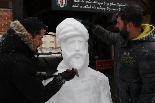 Sivas'ta Âşık Ruhsati Anısına Kardan Büst 