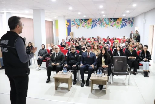 Sivas'ta Madde Bağımlılığı ile Mücadelede ‘Annenin’ Önemi Anlatıldı 