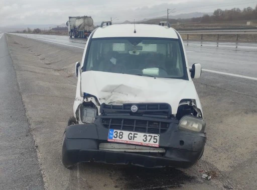 Sivas'ta TIR'la Hafif Ticari Araç Çarpıştı: 2 Kişi Yaralandı 