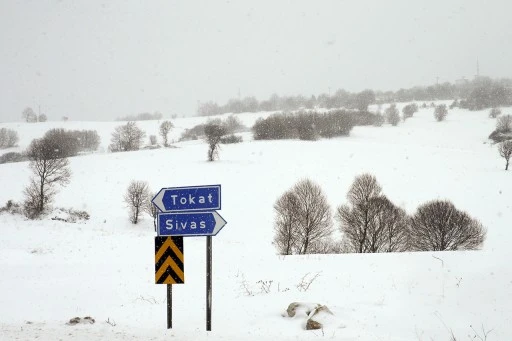 Tokat-Sivas kara yolunda kar etkili oluyor