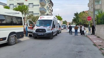 Hafif ticari araç ile servis minibüsünün çarpıştığı kazada 11 kişi yaralandı