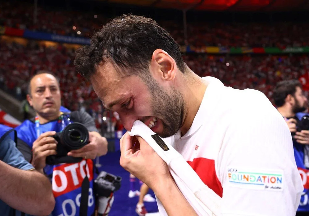 Hakan Çalhanoğlu'nun Gözyaşlarına Vurduğu Anlar Maça Damga Vurdu