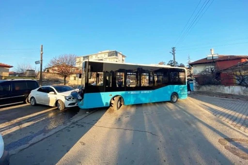 Halk otobüsü ile otomobil çarpıştı: 7 yaralı