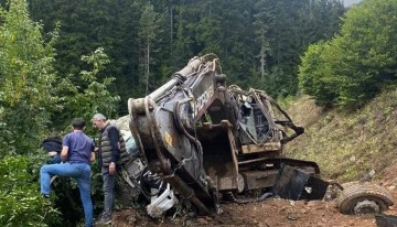 İş makinesi yüklü kamyon uçuruma yuvarlandı