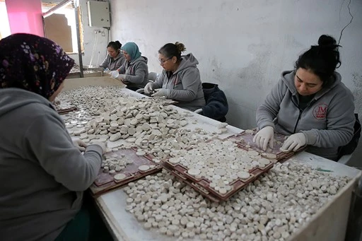 Kadınlar ekmeklerini mermerden çıkartıyor