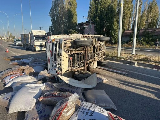 Kamyonetle Hafif Ticari Araç Çarpıştı: 3 Yaralı 