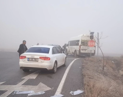 Kayseri'de servis minibüsü ile otomobil çarpıştı; 5'i öğrenci, 10 yaralı