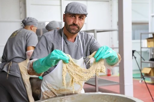 Kış Aylarının Enerji Kaynağı Tahin Helvası Sivas'ta Hurma Suyuyla Tatlandırılıyor