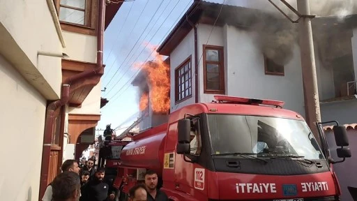 Konya'da tarihi evlerin bulunduğu sokaktaki yangın çıktı