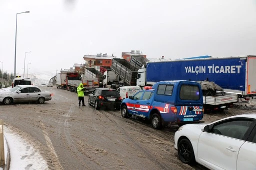 Malatya-Sivas Kara Yolunda Kar Yağışı Nedeniyle Ulaşım Kontrollü Sağlanıyor