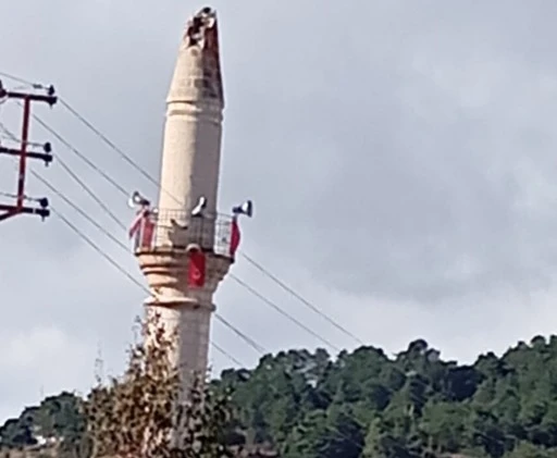 Sivas'ta Cami Minaresine Yıldırım Düştü    