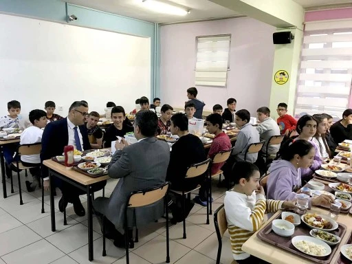 Öğrencilerle iftar yaptı