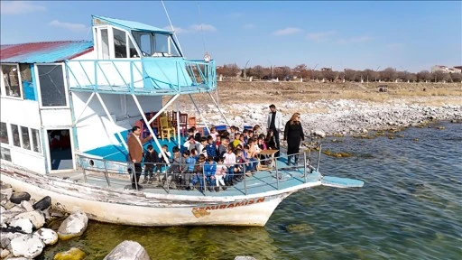 Okuma ve yazmayı öğrenen minik öğrenciler teknede eğlendi