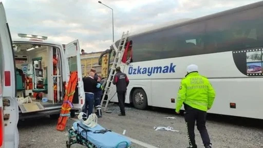 Otobüs, Park Halindeki Kamyona Çarptı: 2 Ölü, 24 Kişi Yaralandı