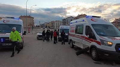 Otomobil ile ambulans çarpıştı: 3 yaralı