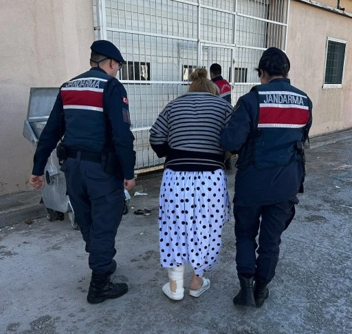 Polisi görünce kaçmak için balkondan atlayan firari hükümlü yaralandı