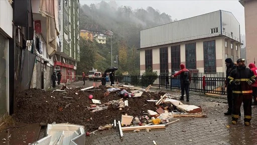 Rizeli Vatandaşlar Zorlu Günler Geçiriyor! Önce Deprem Sonra Heyelan