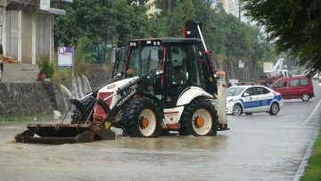 Sağanak hayatı olumsuz etkiledi: Yol ulaşıma kapandı