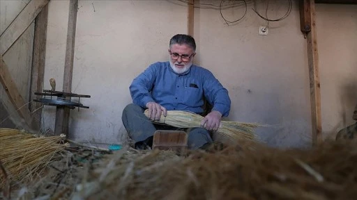 Salim Usta, 52 Yıldır Ot Süpürge Üretiyor