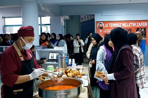 Şarkışla'da imam hatip lisesi öğrencileri sabah namazında camide buluştu