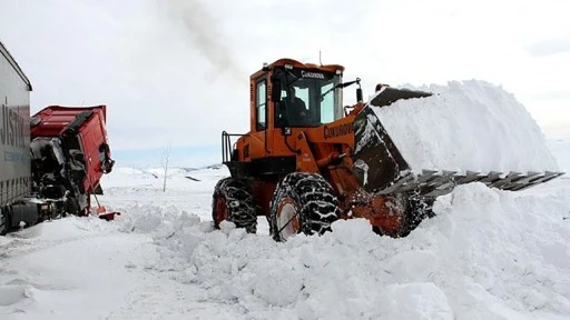 Sivas’a Kar Yağdı, Ulaşım Felç Oldu! 35 Köye Ulaşılamıyor 