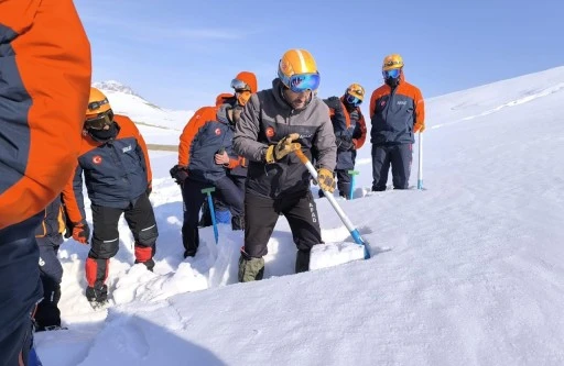 Sivas  AFAD Personeline  Çığda Arama Kurtarma Eğitimi 