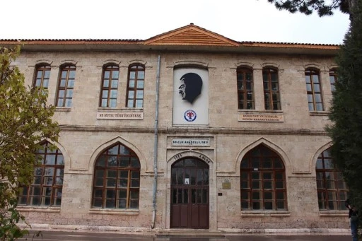 Sivas’ın 108 Yıllık Eğitim Çınarı! Selçuk Anadolu Lisesi Taş Binada Geleceği Şekillendiriyor