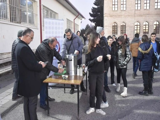 Sivas'ın soğuk havasında öğrencilere 'sıcak' karşılama