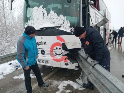 Sivas'ta 2 Yolcu Otobüsü Çarpıştı!