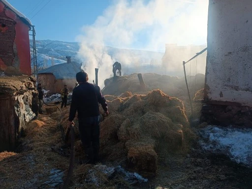 Sivas'ta 6 Ton Balya Saman Yandı