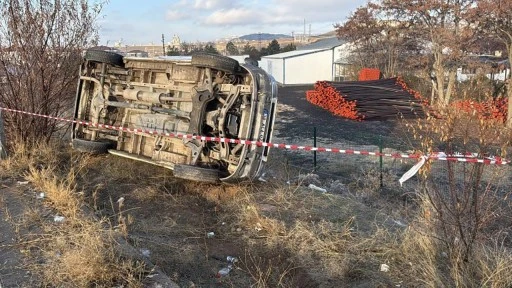 Sivas'ta Buzlu Yolda Minibüs Kazası: Sürücü Yaralandı