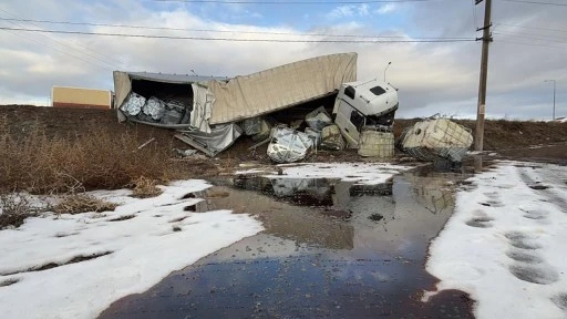 Sivas’ta Buzlu Yolda Tır Devrildi: Tonlarca Hammadde Tarlaya Döküldü