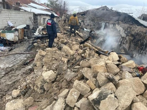 Sivas'ta Çıkan Yangında Ev Küle Döndü 