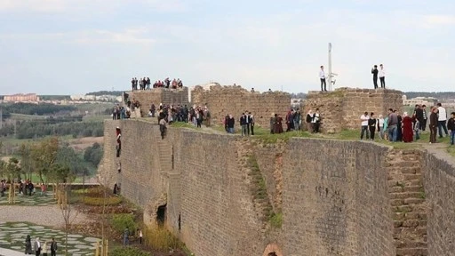 Sivas'tan Diyarbakır'a Gezmeye Gitmişti Tarihi Surlardan Düşüp Öldü! 