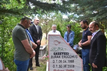 Sivas'ta gazeteci Burak Erdoğmuş, mezarı başında anıldı
